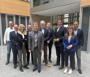 Florian Köbler im Gespräch mit Vertreter:innen der sogenannten 8er Runde – dem Zusammenschluss der acht Spitzenverbände der deutschen gewerblichen Wirtschaft: DIHK, BDI, ZDH, BDA, Bankenverband, GDV, HDE und BGA.