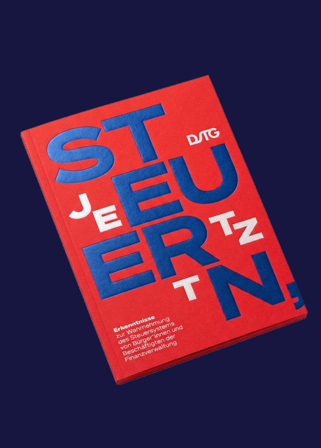 Cover der Broschüre Steuern JETZT! Doppelstudie zur Wahrnehmung des Steuersystems von Bürger*innen und Beschäftigten der Finanzverwaltung.